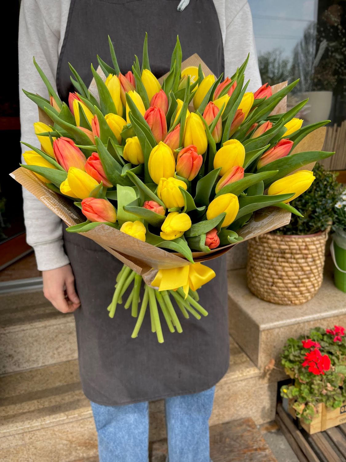 Nabídka tulipánů z květinářství