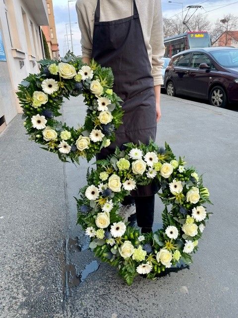 Smuteční kytice Krematorium Strašnice. Věnce průměru 40cm a 60cm