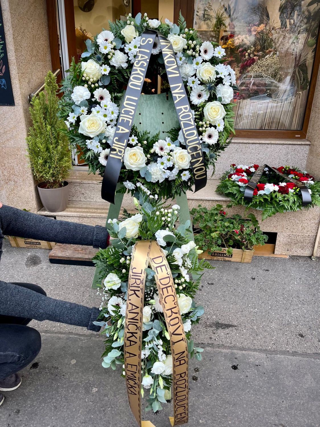 Pohřební sestava květin a věnců