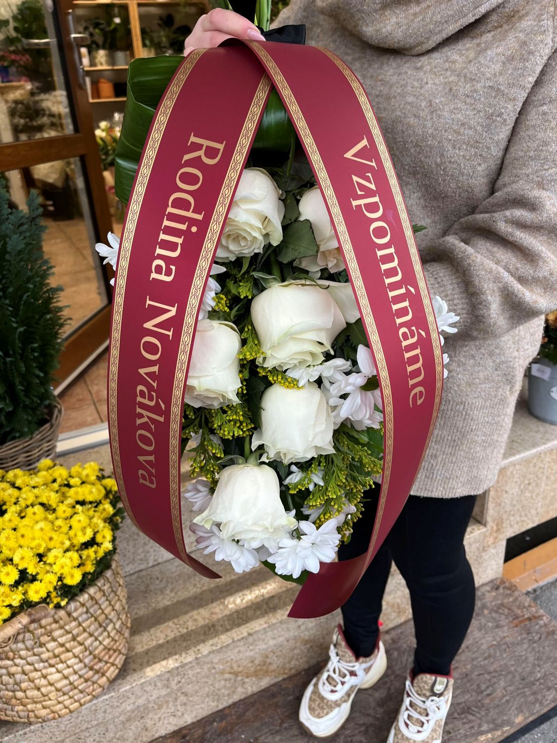 Barevné stuhy s potiskem na smuteční kytice Praha