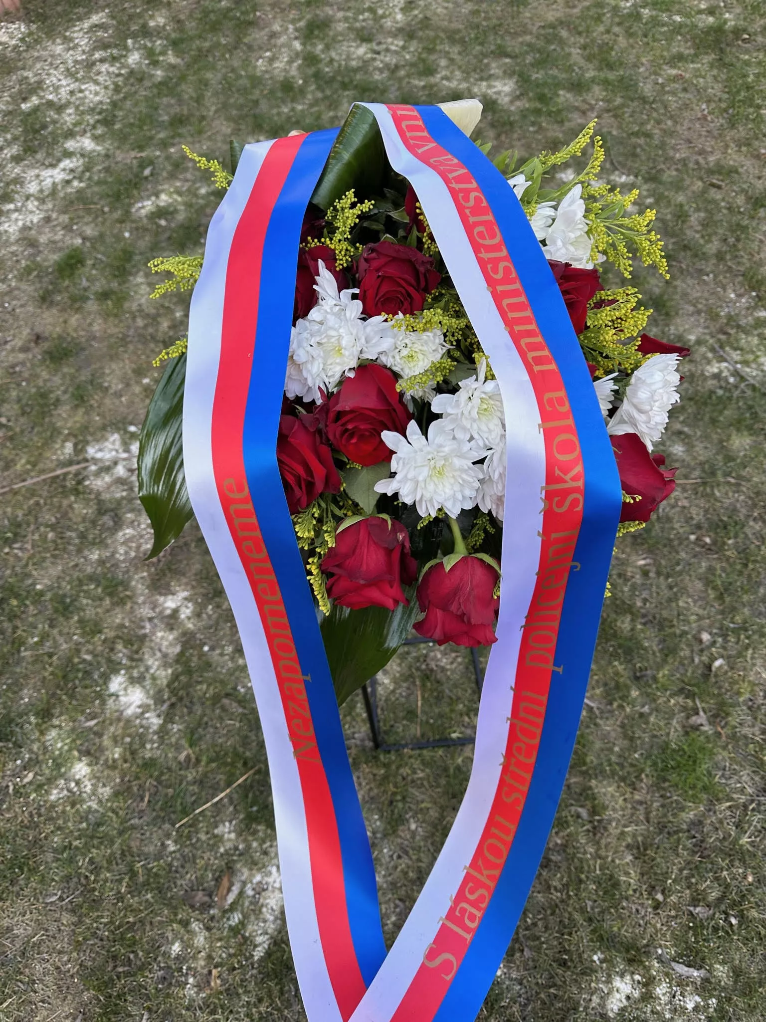 Smuteční kytice s trikolorou