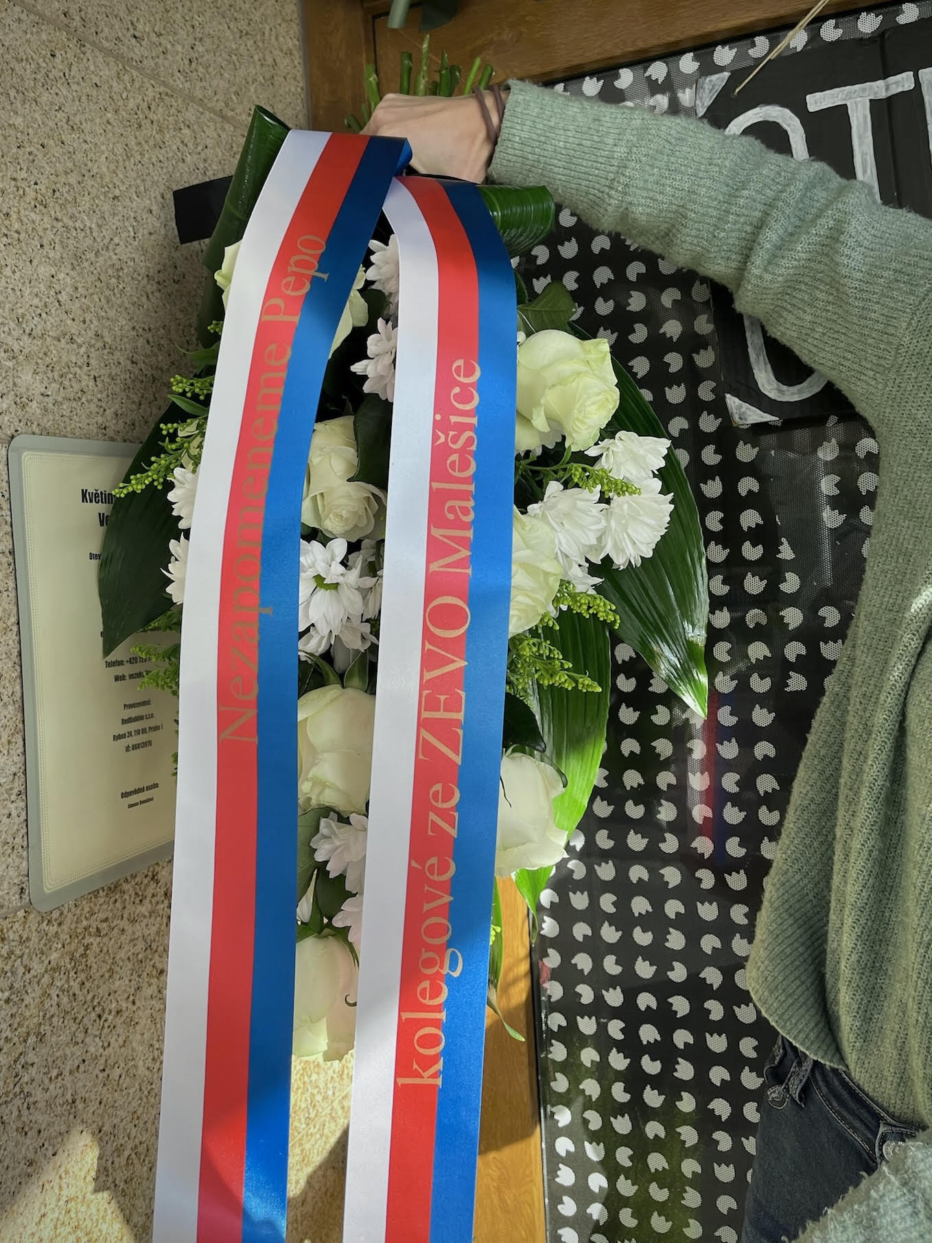 Smuteční stuha trikolora