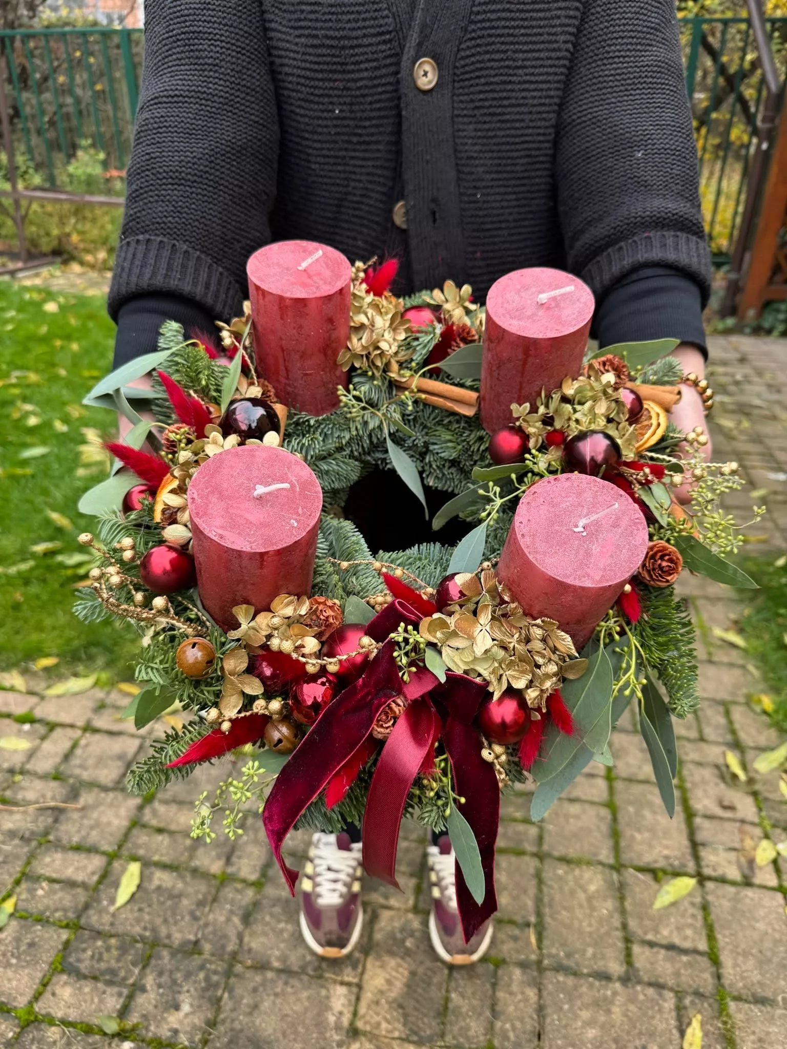 Adventní věnec Premium Červeno-zlatý na zavěšení