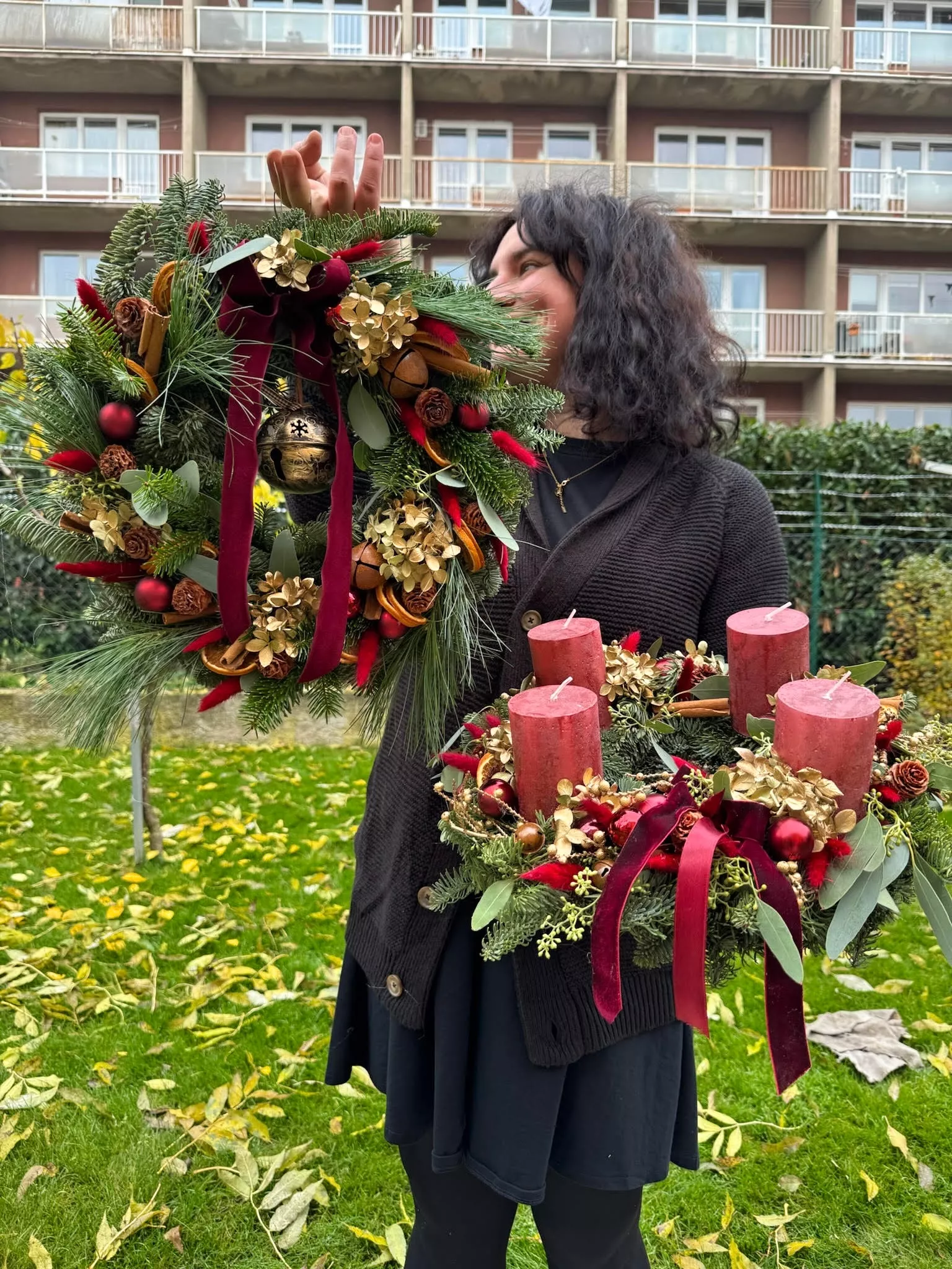 Adventní věnec Premium Červeno-zlatý na zavěšení