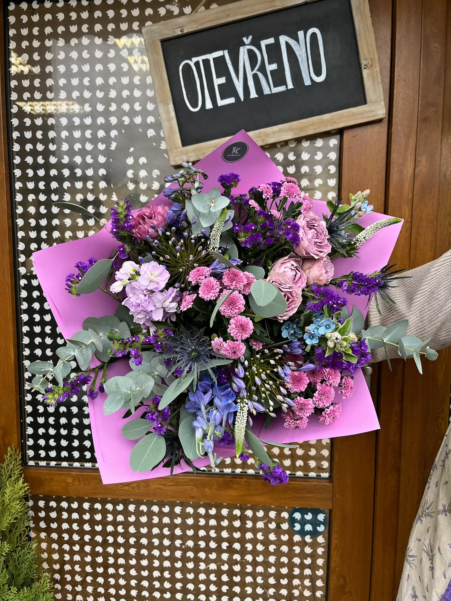 Fialové kytice z pražského květinářství vezukytku.cz