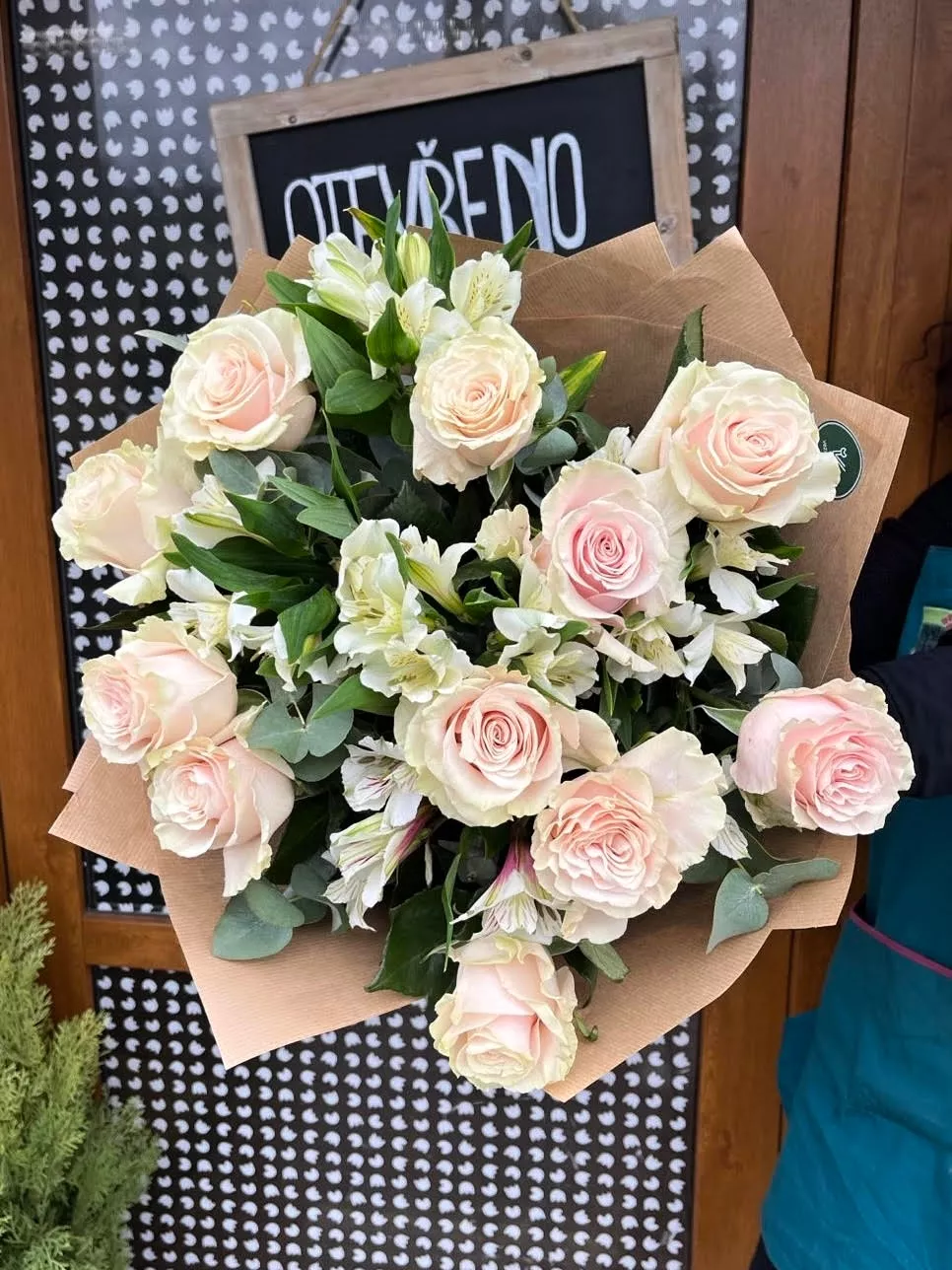 Kytice růžových růží objednání Praha