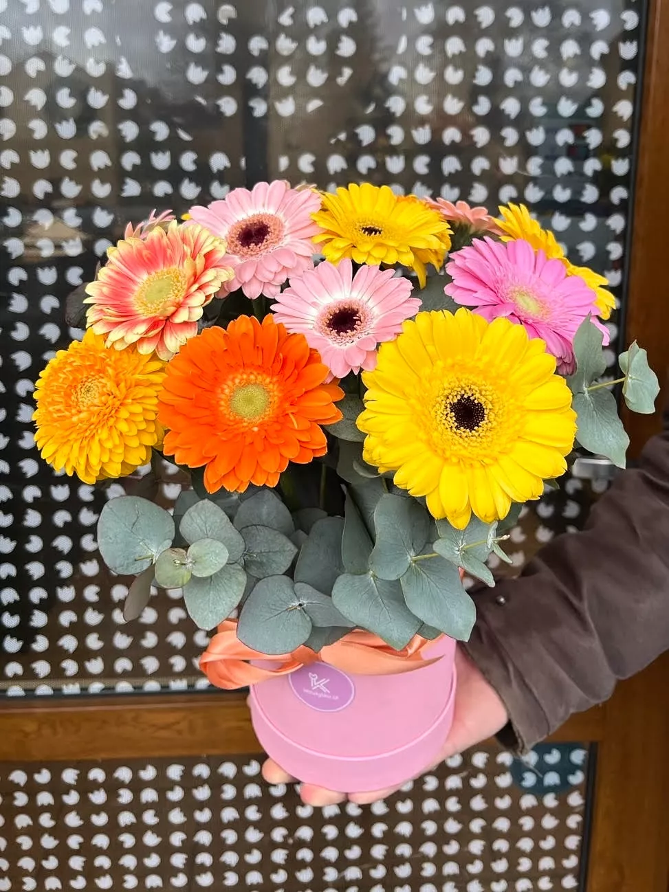 Kytice z gerber v květinové krabičce