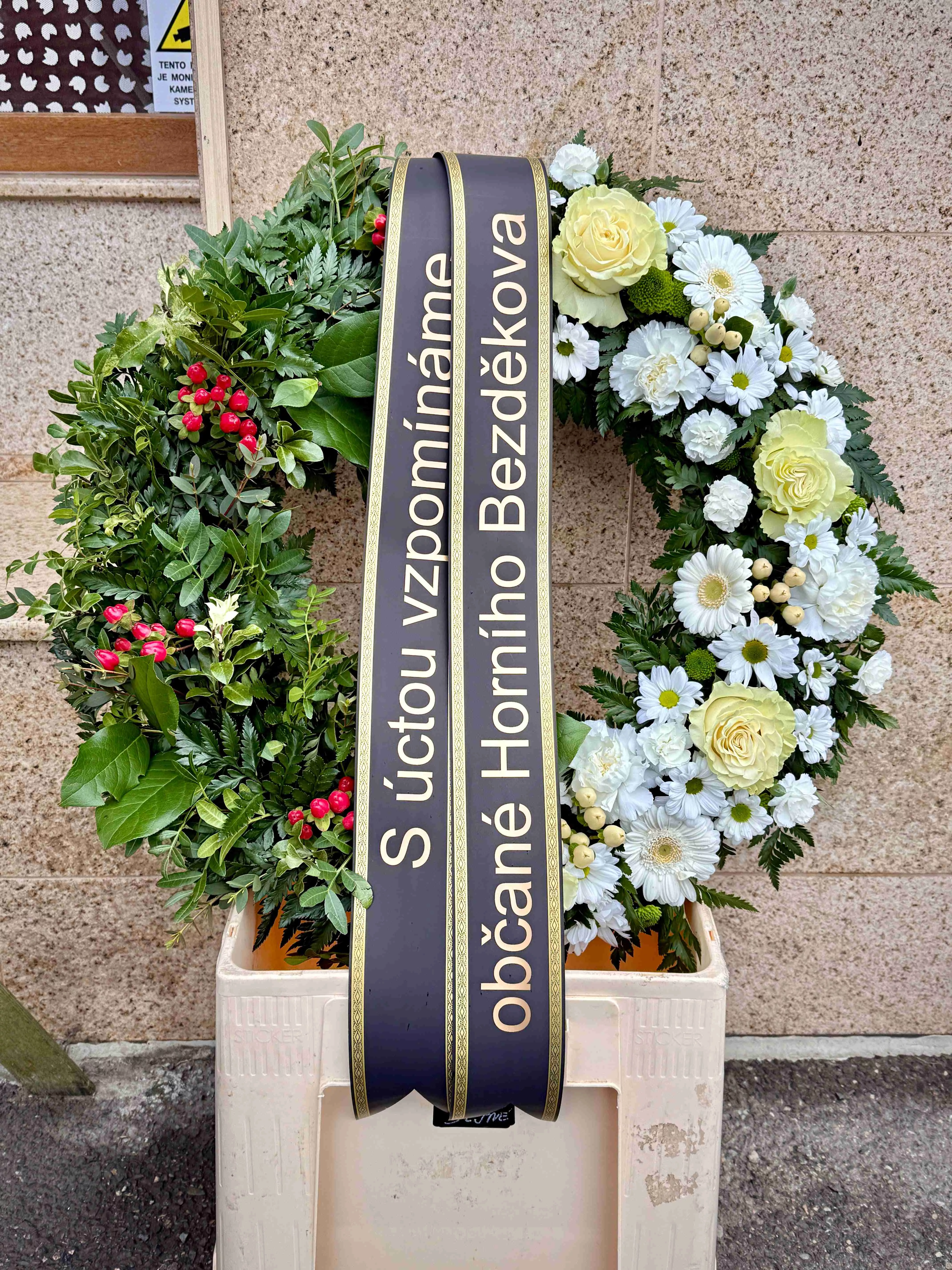 Smuteční a pohřební věnec s jednostrannou přízdobou Praha vezukytku.cz