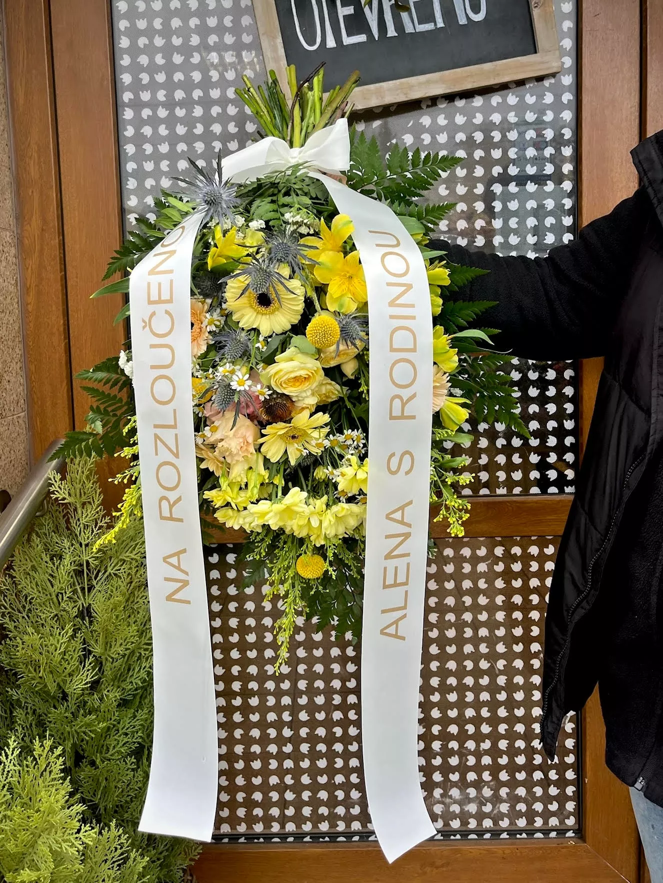 veselá smuteční kytice na položení