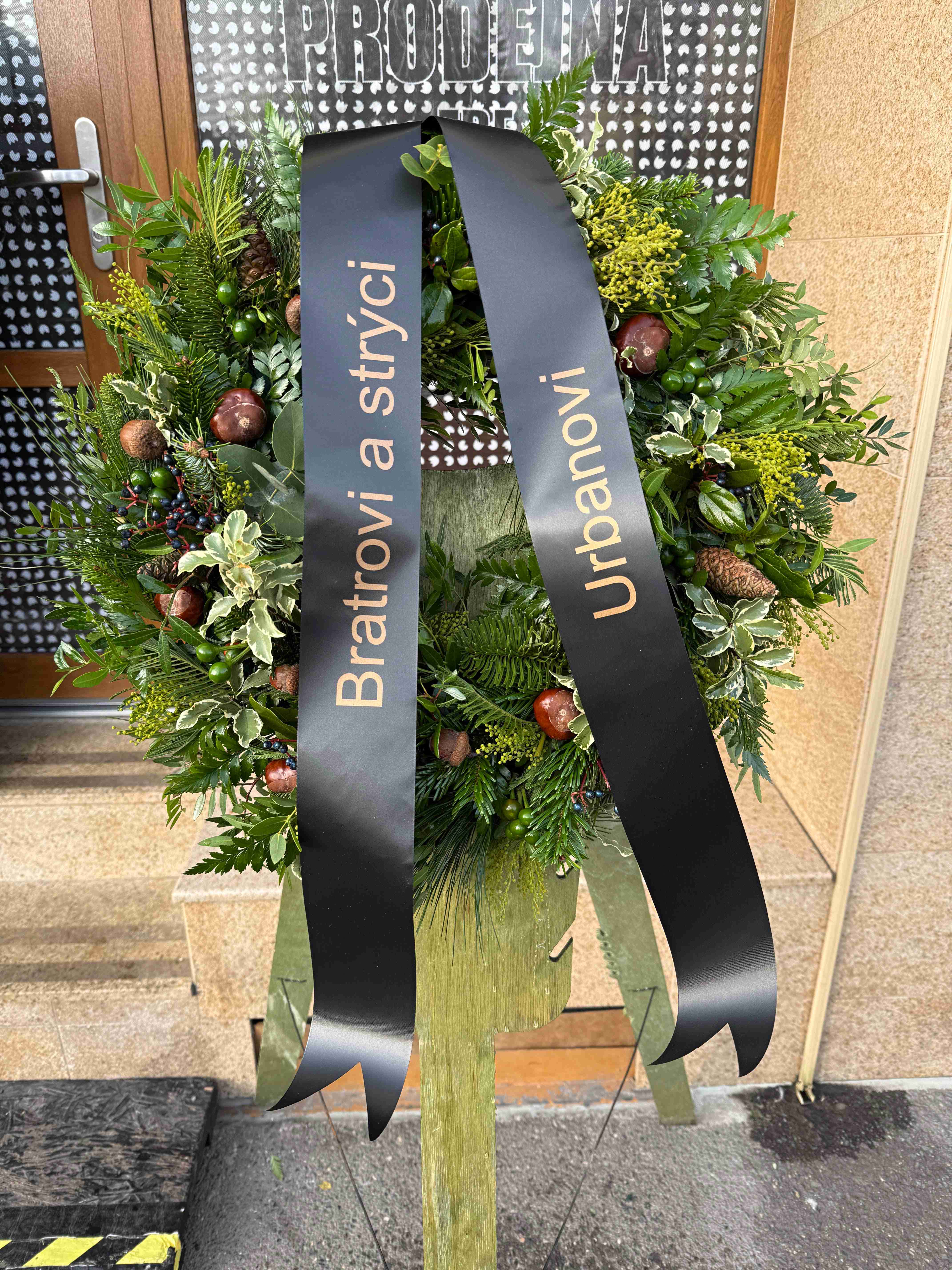 zelený lesní pohřební věnec