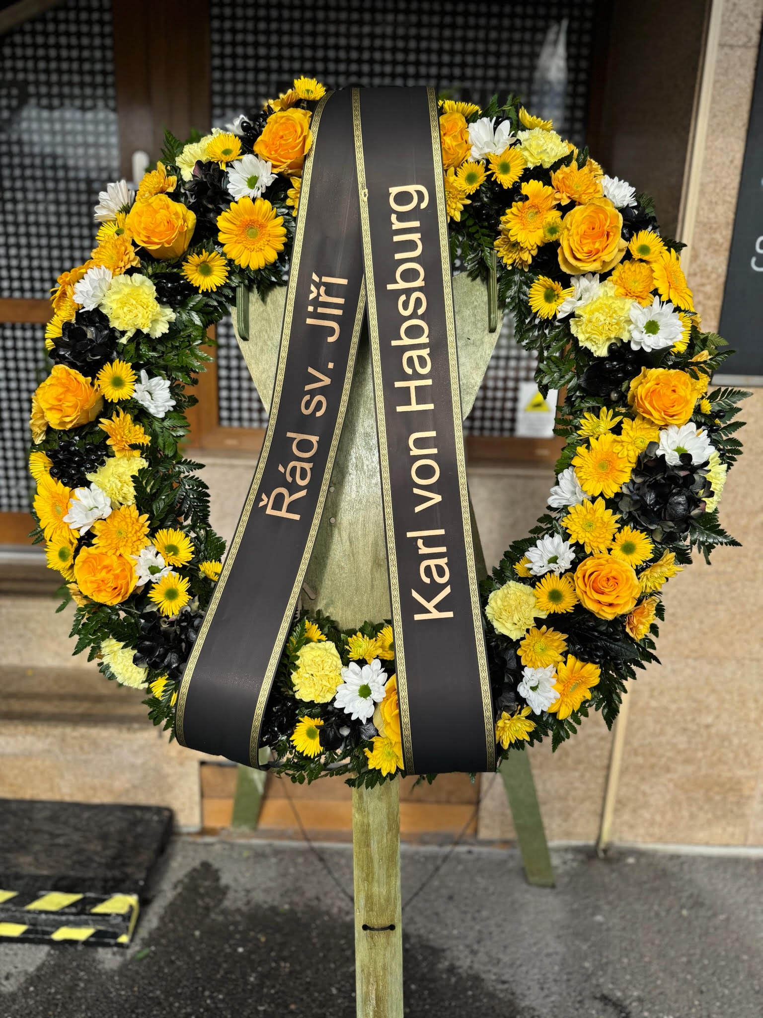 žlutý smuteční věnec s černou přízdobou na přání vezukytku.cz